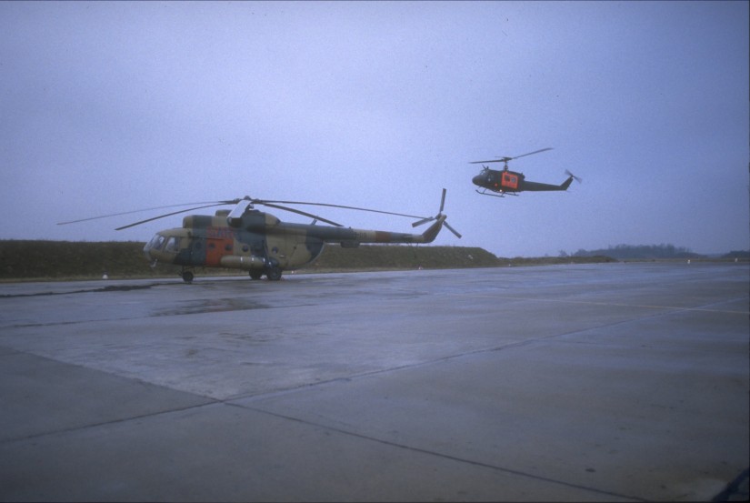Die Mil Mi-2 und Mil Mi-8T der NVA wurden nach der politischen Wende von der Bell UH-1D der Bundeswehr abgelöst