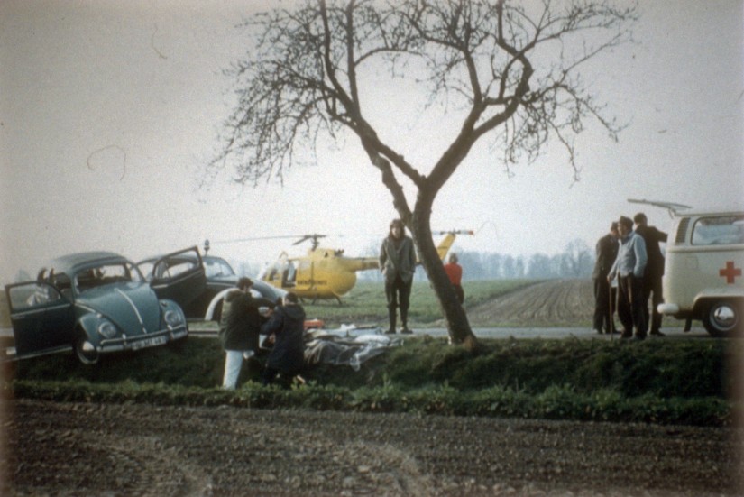 Die historische Aufnahme zeigt die gelbe BO 105 (mit Schriftzug KATASTROPHENSCHUTZ) bei einem schweren Verkehrsunfall im niedersächsischen Umland