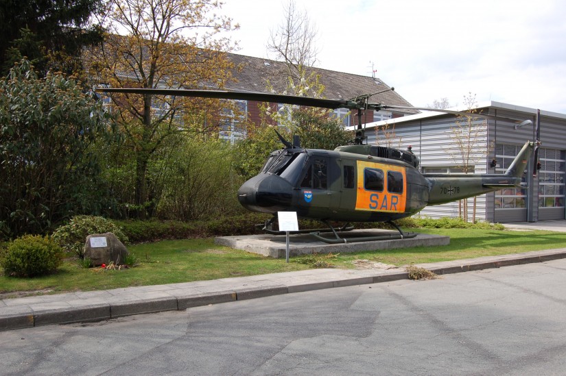 Gedenkstein und Bell UH-1D erinnern an die Zeit des &ldquo;SAR Hamburg 71&ldquo;