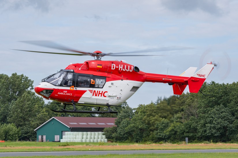 Am Flugplatz Emden hält NHC eine BK 117 als Ambulanzhubschrauber vor