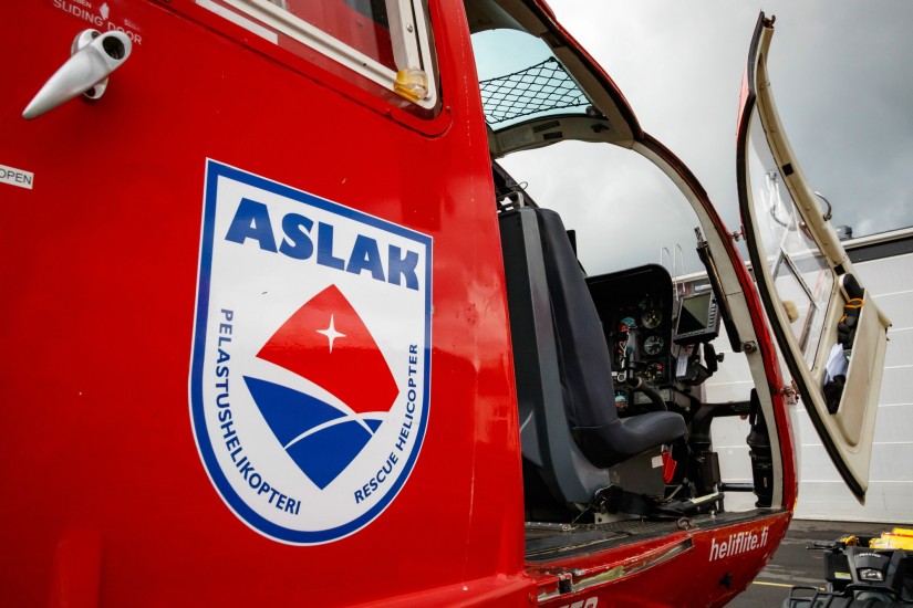 Das Wappen von Aslak prangt auf den seitlichen Schiebetüren des Hubschraubers