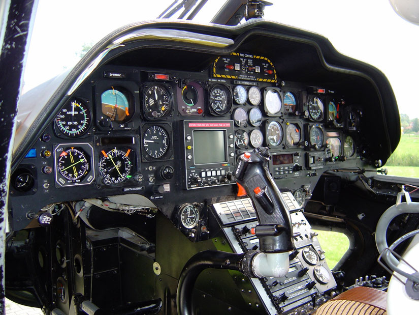 Pilotenseite des BK 117-Panels im Cockpit