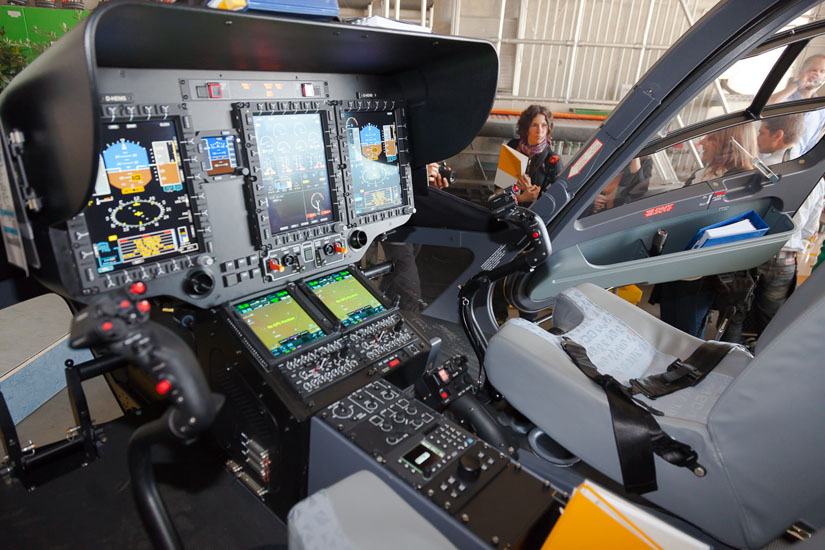 Drei individuell konfigurierbare Hauptmonitore zeigen den Piloten alle relevanten Informationen zu seinem Flugger&auml;t